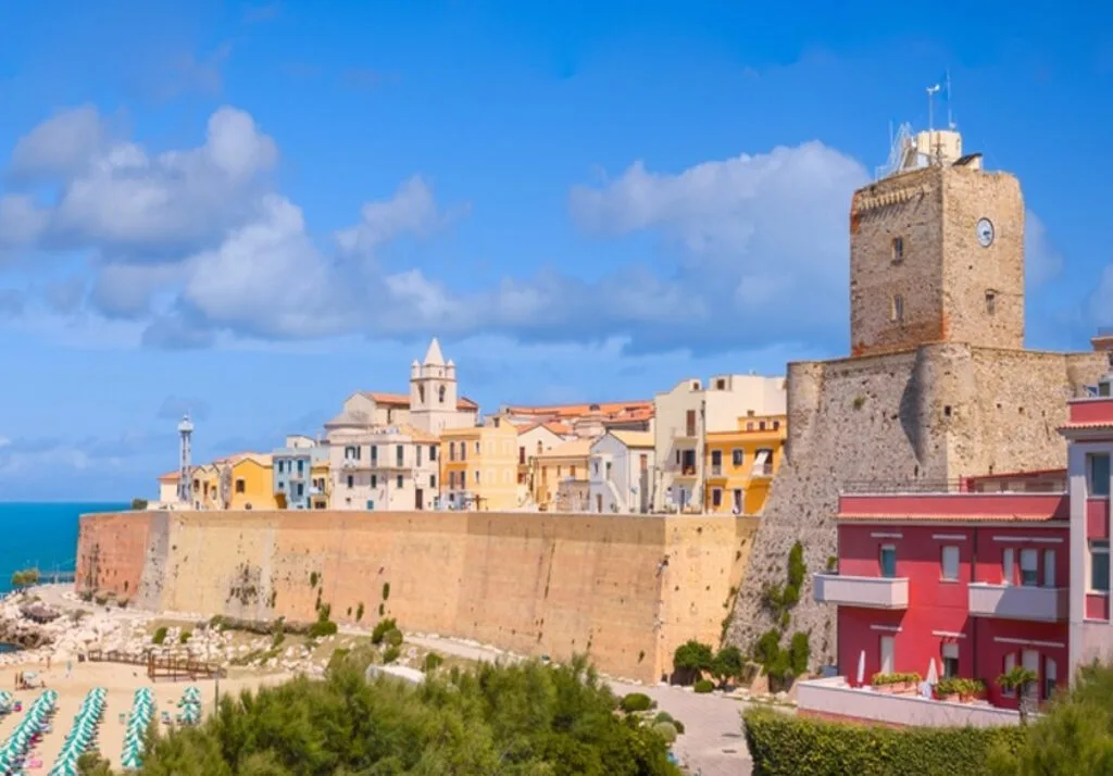 A Termoli tengerparti város látképe, középkori várfalakkal és színes házakkal.
